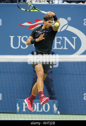 Der spanische Tennisspieler RAFAEL NADAL (ESP) spielt bei der US Open 2017 Tennis Championship, New York City, New York S, einen Vorhandschuss während des Männerspiels Stockfoto