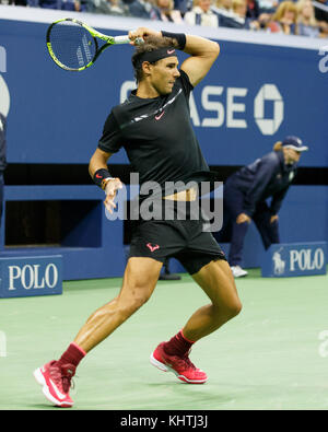 Der spanische Tennisspieler RAFAEL NADAL (ESP) spielt bei der US Open 2017 Tennis Championship, New York City, New York S, einen Vorhandschuss während des Männerspiels Stockfoto