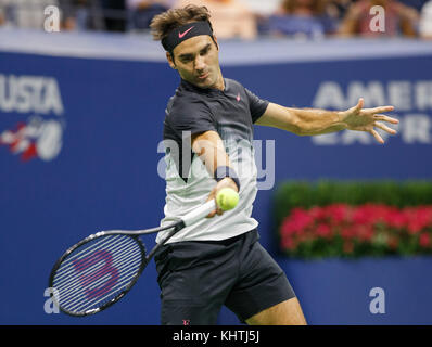 Schweizer Tennisspieler Roger Federer (SUI) spielt Vorhand Schuß während singles Männer gleichen bei US Open 2017 Tennis Meisterschaft, New York City, New York st Stockfoto