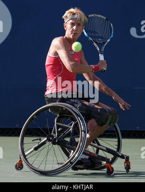 Die deutsche Tennisspielerin Sabine Ellerbrock spielt bei der US Open 2017 Tennis Championship in New York City einen Rückhandschuss im Rollstuhl Singles Match Stockfoto