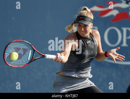 Deutsche Tennisspielerin Sabine Lisicki (Ger) schlägt eine Vorhand Schuß während der Frauen singles Match bei den US-Open 2017 Tennis Meisterschaft, New York City, ne Stockfoto