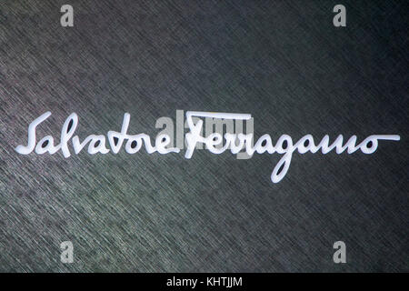 TOKIO, JAPAN - 2. OKTOBER 2016: Details zum Salvatore Ferragamo Store in Ginza, Tokio, Japan. Es ist ein italienisches Luxusgüterunternehmen mit Hauptsitz Stockfoto