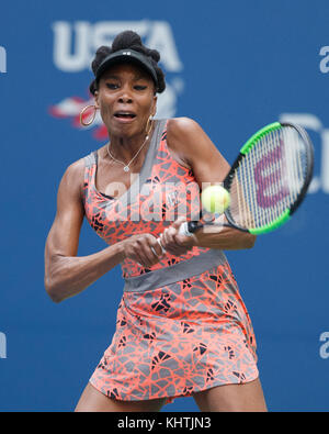 Us-tennisspielerin Venus Williams (USA) schlägt eine Rückhand geschossen während der Frauen singles Match bei den US-Open 2017 Tennis Meisterschaft, New York City, New Yo Stockfoto