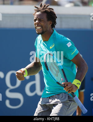 Der französische Tennisspieler GAEL MONFILS (FRA) feiert während des Tennisspiels der Männer im Singles in der US Open 2017 Tennis Championship, New York City, New York Stat Stockfoto