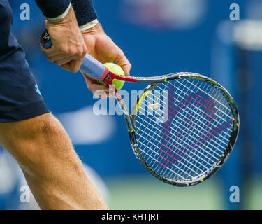Der südafrikanische Tennisspieler Kevin Anderson, der während des Finalspiels der Männer bei der US Open 2017 Tennis Championship in New York City Ball auf dem Platz serviert. Stockfoto