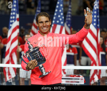 Der spanische Tennisspieler Rafael Nadal posiert mit der Meisterschaftstrophäe und winkt während der Trophäenzeremonie nach dem Finale der Männer-Singles, US OP Stockfoto