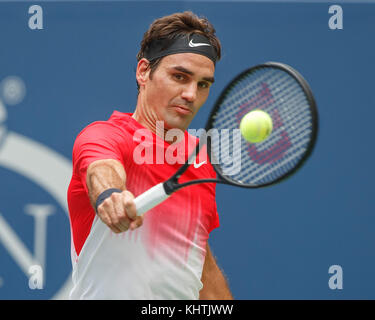 Schweizer Tennisspieler Roger Federer (SUI) spielt Rückhand geschossen während singles Männer gleichen bei US Open 2017 Tennis Meisterschaft, New York City, New York st Stockfoto