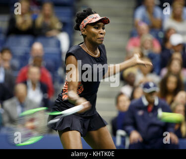 Amerikanische Tennisspielerin Venus Williams spielt Vorhand Schuß während der Frauen singles Match in US Open Tennis Championship 2017, New York City, New York, st Stockfoto