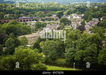 Whalley Dorf im Ribble Valley, Lancashire. Abgebildete Whalley Bögen' oder Whalley Viadukt, das ist ein 48 span Eisenbahnbrücke, die über die Rive Stockfoto