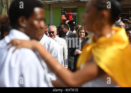Der Prinz von Wales, zusammen mit dem internationalen Entwicklungsminister Penny Mordaunt, beobachtet Tänzer, bevor er Bewohner im Dorf Pichelin in der Dominikanischen Republik trifft, während er seine Tour durch die von Hurrikanen heimgefürten karibischen Inseln fortsetzt. Stockfoto