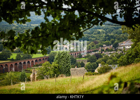 Whalley Dorf im Ribble Valley, Lancashire. Abgebildete Whalley Bögen' oder Whalley Viadukt, das ist ein 48 span Eisenbahnbrücke, die über die Rive Stockfoto