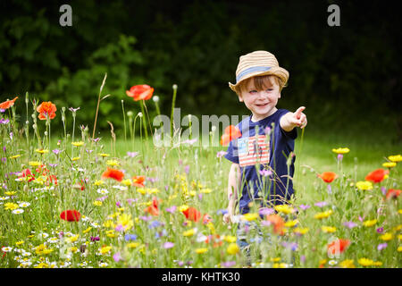 Whalley Dorf im Ribble Valley, Lancashire. Abgebildet ist ein kleiner Junge, William Waugh, spielen in der wilden Blumen und Gras an Whalley Abbey. Stockfoto