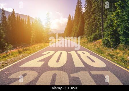Leere Asphaltstraße und Konzept für das neue Jahr 2018. Fahren auf einer leeren Straße in den Bergen bis zur kommenden 2018 und verlassen alte 2017. Konzept für succ Stockfoto