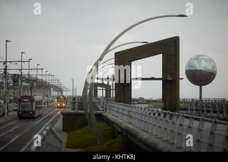 Zwei Straßenbahnen vorbei an den Mirror Ball an trüben Wintertag, an Blackpools Strandpromenade finden Sie in Lancashire. Stockfoto