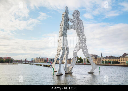 Berlin, 21. August 2017: molecul Mann Skulptur am 21. August 2017 in Berlin, Deutschland. Es ist einer in einer Reihe von Aluminium Skulpturen, entworfen von Ameri Stockfoto
