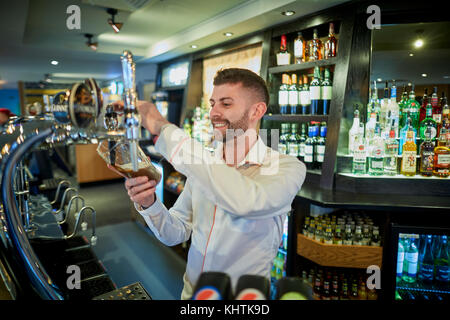 Der Barkeeper zieht ein Pint in Marston des Alten Duke Pub in Southport, Merseyside Stockfoto