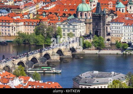 Blick auf die Skyline Panorama der Karlsbrücke (Karluv Most) mit Old Town in Prag. Der Tschechischen Republik Stockfoto