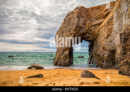 Spektakuläre natürliche Felsen und Stein arch Arche de Port Blanc und wunderschönen berühmten Küste, Bretagne (Bretagne), Frankreich, Europa Stockfoto