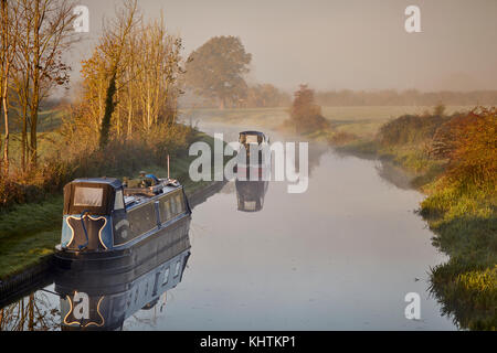 Herbst Nebel Nebel Cheshire, Tiverton, Tarporley. Narrowboats festgemacht an der Seite des schattigen Eiche Pub auf dem Shropshire Union Canal Stockfoto