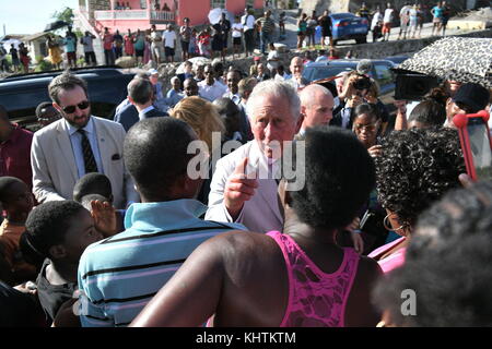 Der Prinz von Wales trifft sich mit Bewohnern des Dorfes Pointe Michel in der Dominikanischen Republik, während er seine Reise durch die von Hurrikanen heimgebeuteten karibischen Inseln fortsetzt. Stockfoto