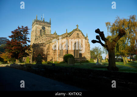 Herbst in Cheshire, die Pfarrkirche der Heiligen Maria Acton in der Nähe von Nantwich eine schöne traditionelle Sandstein gotische Kirche mit Friedhof Stockfoto
