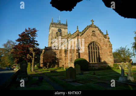 Herbst in Cheshire, die Pfarrkirche der Heiligen Maria Acton in der Nähe von Nantwich eine schöne traditionelle Sandstein gotische Kirche mit Friedhof Stockfoto