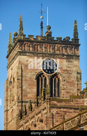 Herbst in Cheshire, die Pfarrkirche der Heiligen Maria Acton in der Nähe von Nantwich eine schöne traditionelle Sandstein gotische Kirche mit Friedhof Stockfoto