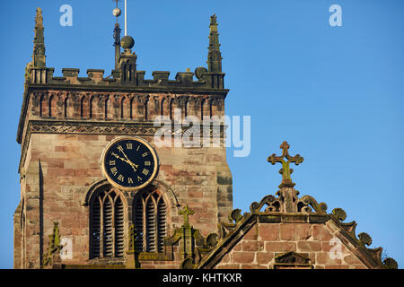 Herbst in Cheshire, die Pfarrkirche der Heiligen Maria Acton in der Nähe von Nantwich eine schöne traditionelle Sandstein gotische Kirche mit Friedhof Stockfoto