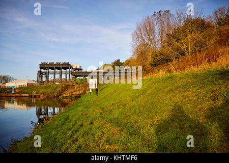 Anderton Boat Lift, die der Fluss Weaver führt auf den Trent und Mersey Canal, in Northwich, Cheshire Stockfoto