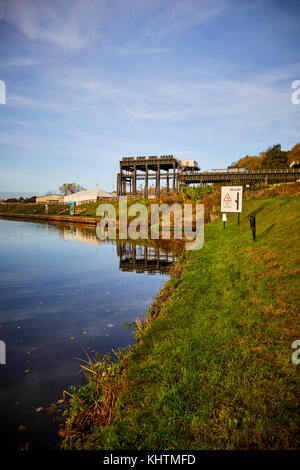 Anderton Boat Lift, die der Fluss Weaver führt auf den Trent und Mersey Canal, in Northwich, Cheshire Stockfoto