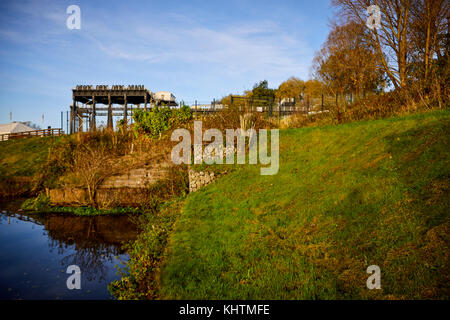 Anderton Boat Lift, die der Fluss Weaver führt auf den Trent und Mersey Canal, in Northwich, Cheshire Stockfoto