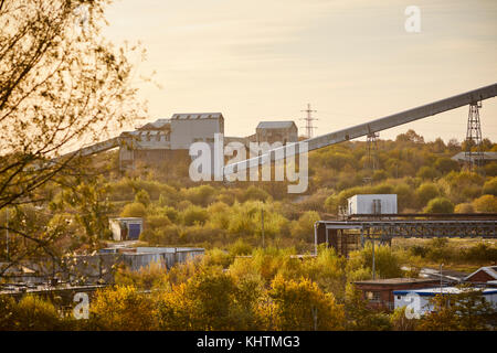 Anderton Boat Lift, die der Fluss Weaver führt auf den Trent und Mersey Canal mit Tata Chemicals Europe Verkauf site im Hintergrund, Northwich, Che Stockfoto