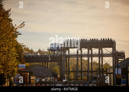 Anderton Boat Lift, die der Fluss Weaver führt auf den Trent und Mersey Canal, in Northwich, Cheshire Stockfoto