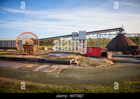 Herbst in Winsford Kompass Mineralien Salzbergwerk Steinsalz Bergbau für die Verbreitung auf den Straßen im Winter Stockfoto