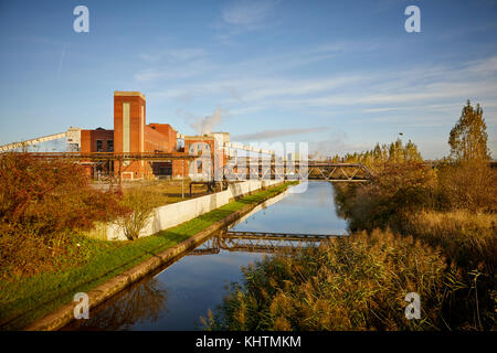 Herbst in der Nähe von Northwich TATA Chemicals Europe Limited, Lostock arbeitet, und Trent und Mersey Canal Stockfoto