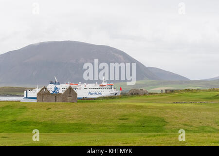 NorthLink Fähre MV Hamnavoe vorbei Stromness Golf Club wie er fährt Stromness, Orkney Richtung Scrabster auf dem schottischen Festland Stockfoto