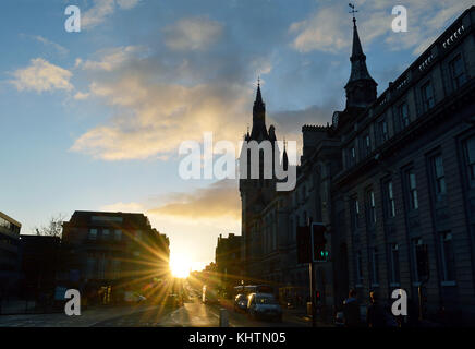 Der frühe Winter Sonnenuntergang auf der Union Street, der Hauptverkehrsstraße in Aberdeen, Schottland Stockfoto