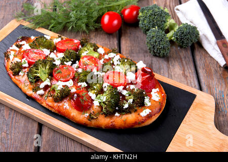 Tart Quiche mit broccoli Tomaten und Ziegenkäse Stockfoto