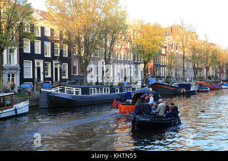 Typische Häuser und Pontons an der Prinsengracht, im Herbst, in Amsterdam, Niederlande Stockfoto