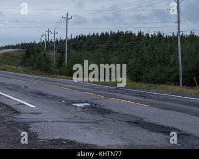 Schlaglöcher in der Fahrbahn, Highway 430, der Viking Trail, Neufundland, Kanada. Stockfoto