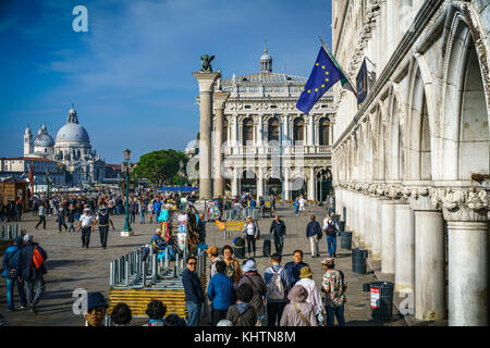 Viele Menschen auf dem St. Mark Platz vor dem Dogenpalast in Venedig, Italien Stockfoto