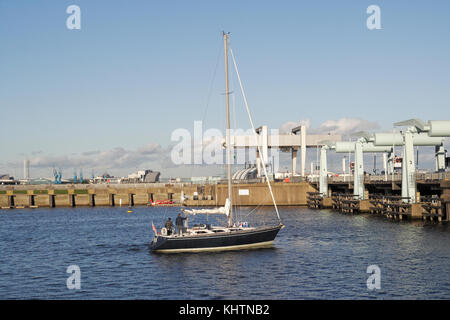 Segelyacht auf dem Cardiff Bay Barrage Wales Stockfoto