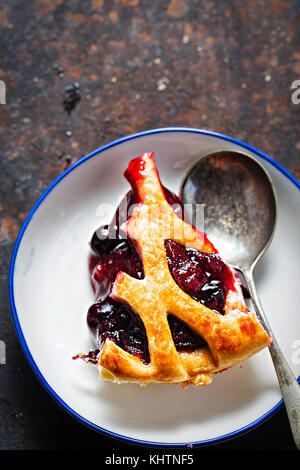 Lattice Herbst Obst Torte, mit Schwarze Johannisbeere, Brombeere, Kirsche Kompott in Blätterteig Torte Stockfoto