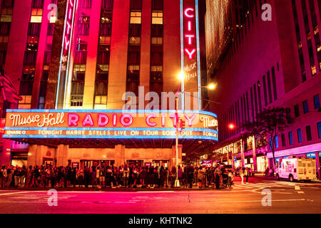 NEW YORK CITY - 28. SEPTEMBER 2017: Ansicht der langen Nacht street Szene außerhalb der Radio City Music Hall auf der Sixth Avenue in Midtown Manhattan. Stockfoto