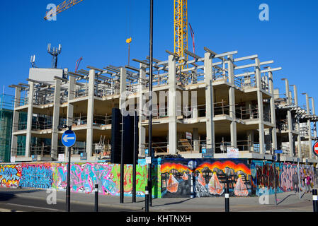 Sanierung in der London Road Westcliff on Sea, Essex mit Graffiti-Street-Art auf den Schildern. Die Entwicklung DER DAP-ARCHITEKTUR wurde The Tide genannt Stockfoto