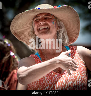 Eine ältere Frau, die auf der Straße bei der Sommersonnenwende-Parade in Santa Barbara tanzt, 2017 Stockfoto