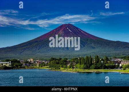 Blick auf den Mount Fuji im Sommer mit blauem Himmel und Wolken Wasser See Stockfoto