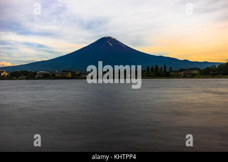 Blick auf den Mount Fuji im Sommer mit blauem Himmel und Wolken Wasser See Stockfoto