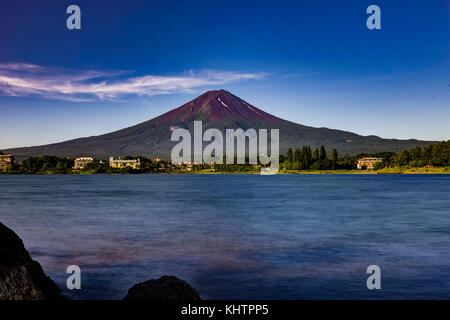 Blick auf den Mount Fuji im Sommer mit blauem Himmel und Wolken Wasser See Stockfoto