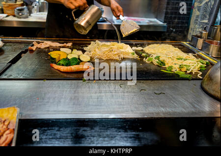 Kyoto Japan - Oktober 2017 - Koch, Okonomiyaki in Kyoto, Japan Stockfoto